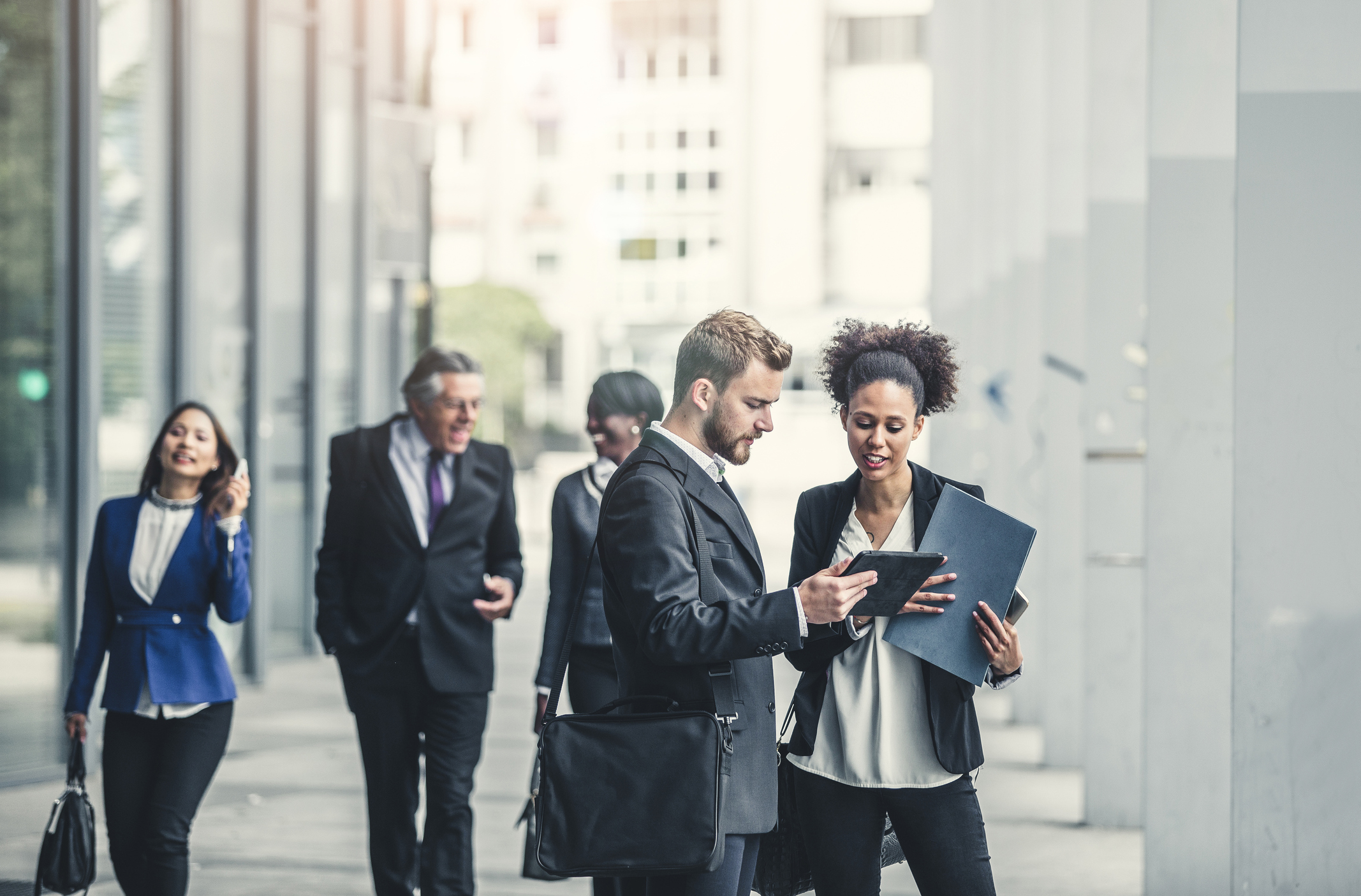 Деловая встреча смартфон. Proper people. Работа в офисе. Человек на работе. Концентрация внимания.